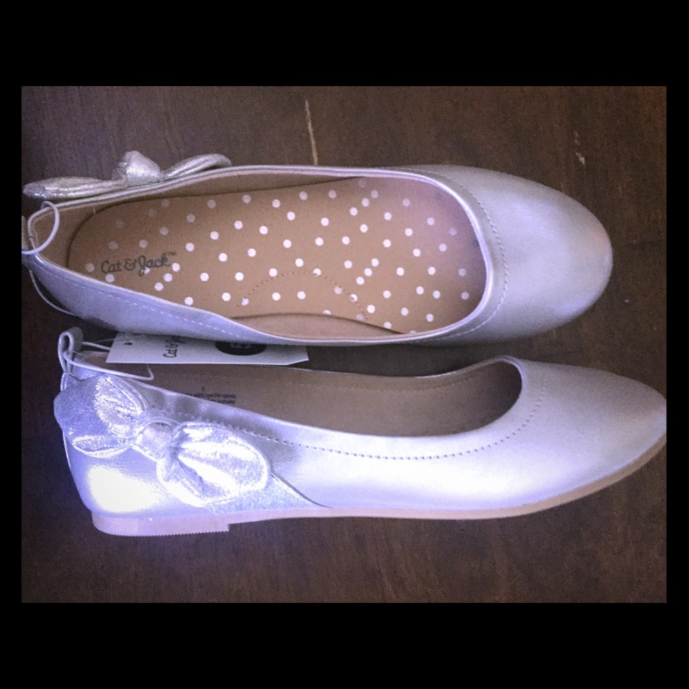 GRAY FLATS FOR SUMMER!!! $10